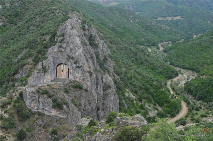 Laçin Kapılıkaya Kaya Mezarı
