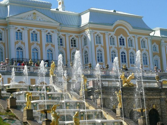 Peterhof Sarayı ve Bahçesi