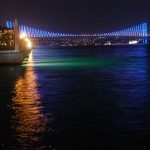 15 Temmuz Şehitler Köprüsü’nün LED aydınlatma sistemiyle kazandığı gece görünümü.