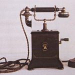 Ericsson firmasının ahizesinde kulaklık ve mikrofon bölümlerini biraraya getirdiği ilk masaüstü modeline ait iç aksam. 1892.