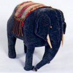 Koleksiyonun ilgi çeken parçalarından biri de oyuncak fil.