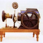 Sinema makinesinin öncüsü olan lambalı sineneskop. Kinematador markalı 1895
