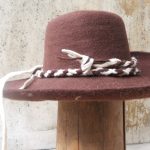 keçe sanatında yapılmış bir şapka