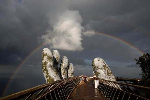 İki Tane Dev El Tarafından Tutulan "Altın Köprü", Fantastik Görüntüsü
