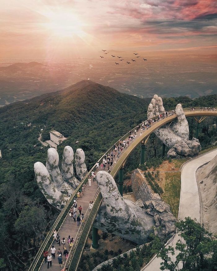 İki Tane Dev El Tarafından Tutulan "Altın Köprü", Fantastik Görüntüsü
